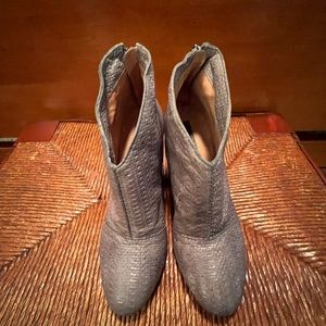 Modern vintage gray leather ankle booties. Size 8.5 (39)